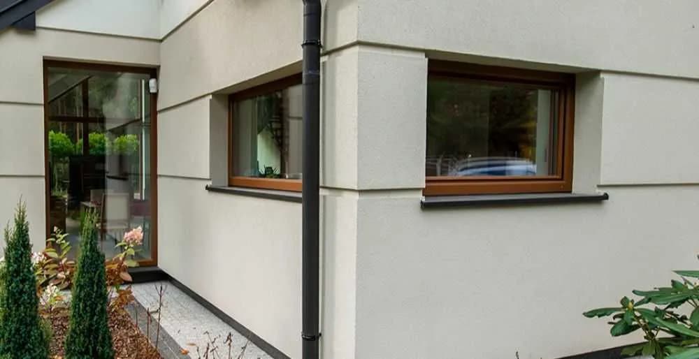Najlepsze parapety zewnętrzne do brązowych okien - porównanie Najlepsze parapety zewnętrzne do brązowych okien - porównanie