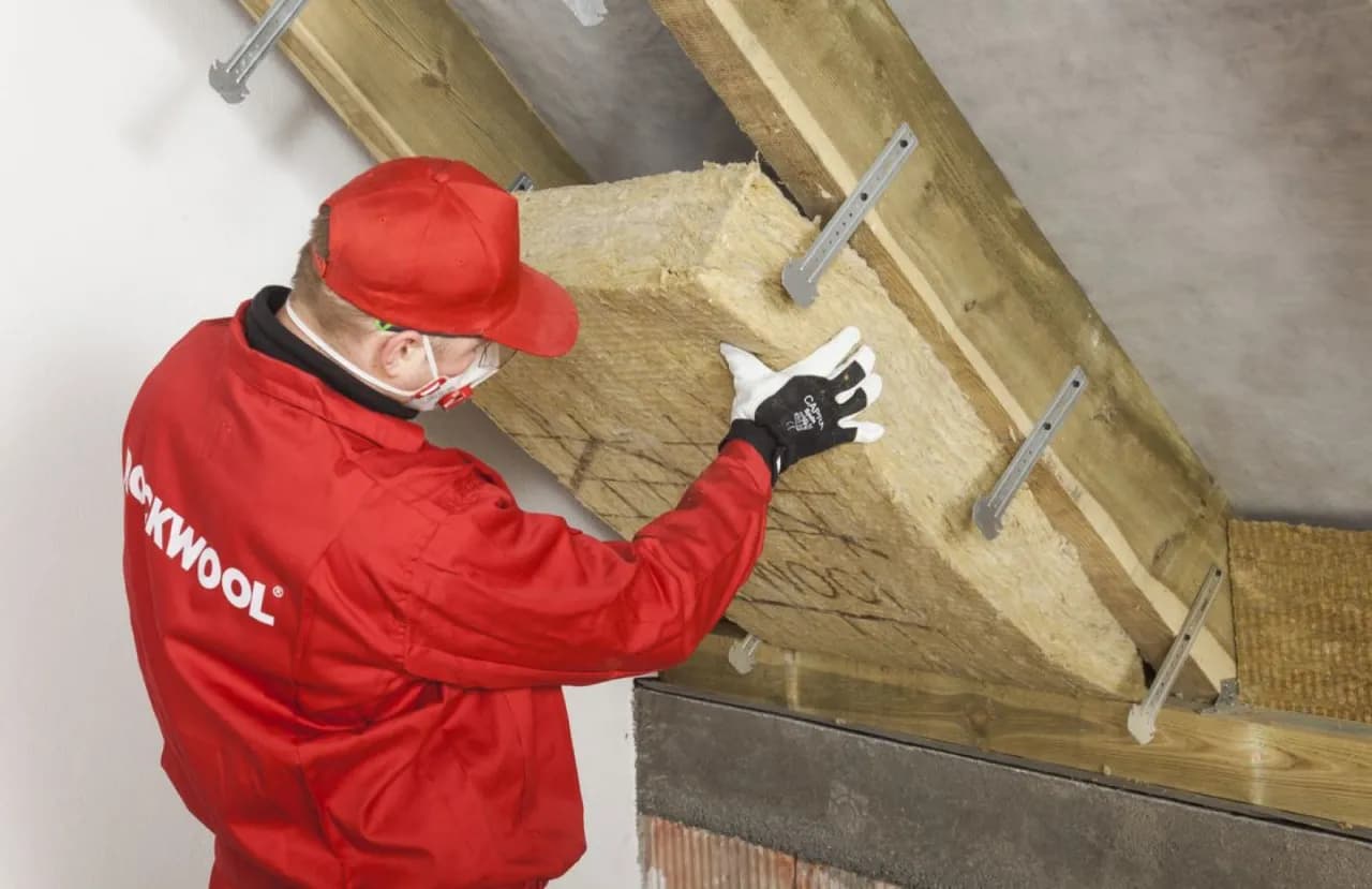 Czym docieplić poddasze? Najlepsze materiały i metody izolacji Czym docieplić poddasze? Najlepsze materiały i metody izolacji