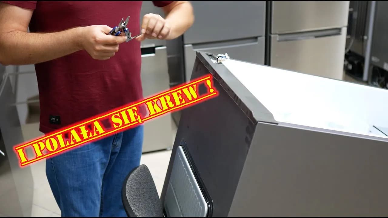 Jak przełożyć drzwi w lodówce Amica - proste kroki na YouTube Jak przełożyć drzwi w lodówce Amica - proste kroki na YouTube