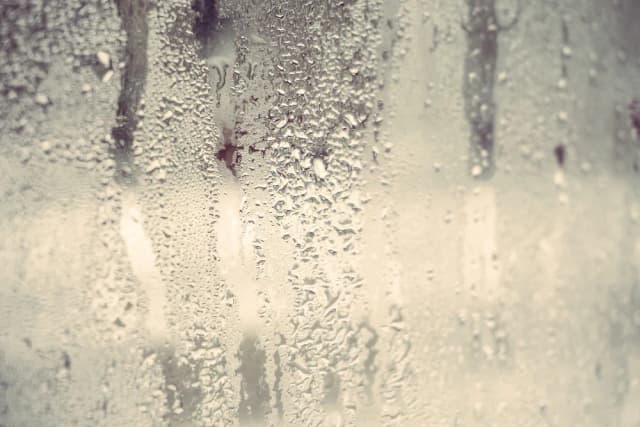 Dlaczego leje się woda z okien? Odkryj przyczyny i rozwiązania Dlaczego leje się woda z okien? Odkryj przyczyny i rozwiązania