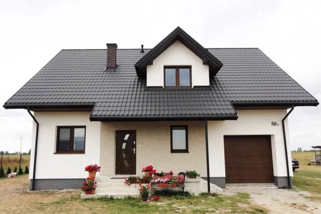 Jaki kolor elewacji do brązowego dachu i białych okien? 5 propozycji Jaki kolor elewacji do brązowego dachu i białych okien? 5 propozycji
