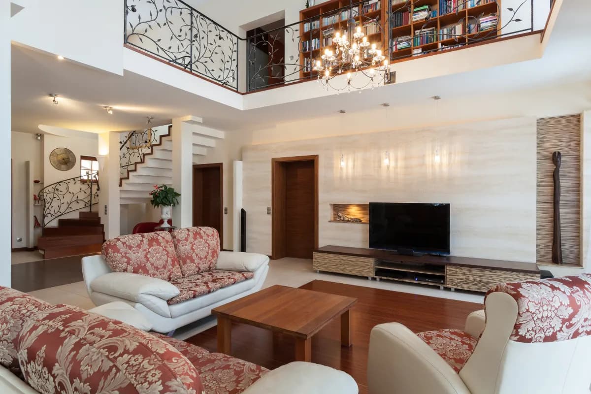 Jak urządzić salon z antresolą: praktyczne porady i inspiracje Jak urządzić salon z antresolą: praktyczne porady i inspiracje