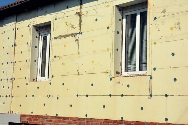 Kołkowanie styropianu na elewacji - czy to konieczne? Eksperci radzą Kołkowanie styropianu na elewacji - czy to konieczne? Eksperci radzą