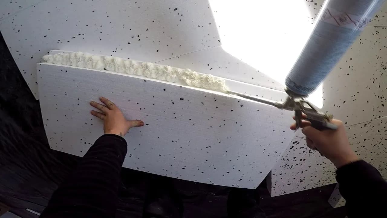 Czy dawać folię pod styropian na stropie? Poznaj zalety i wady Czy dawać folię pod styropian na stropie? Poznaj zalety i wady