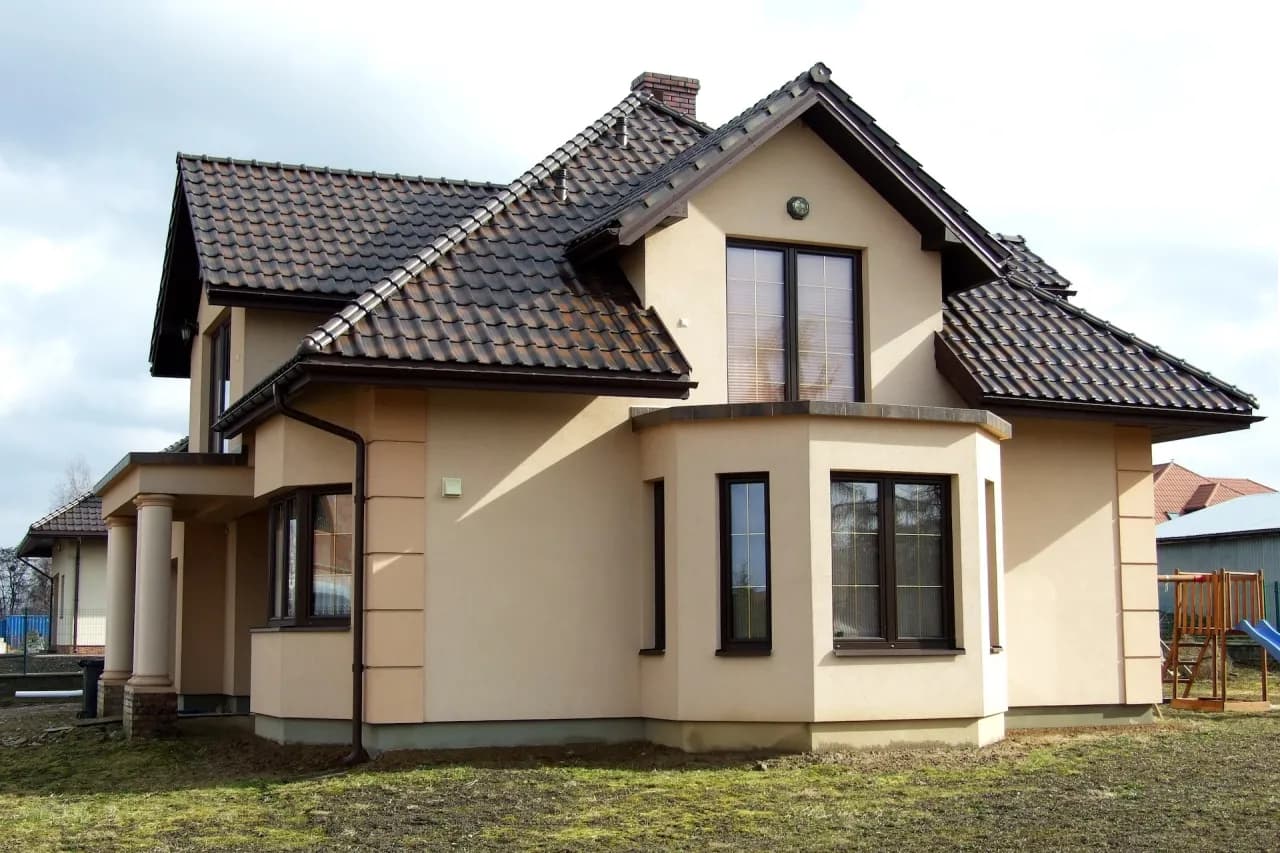 Jaka elewacja do brązowego dachu? 10 najlepszych propozycji Jaka elewacja do brązowego dachu? 10 najlepszych propozycji