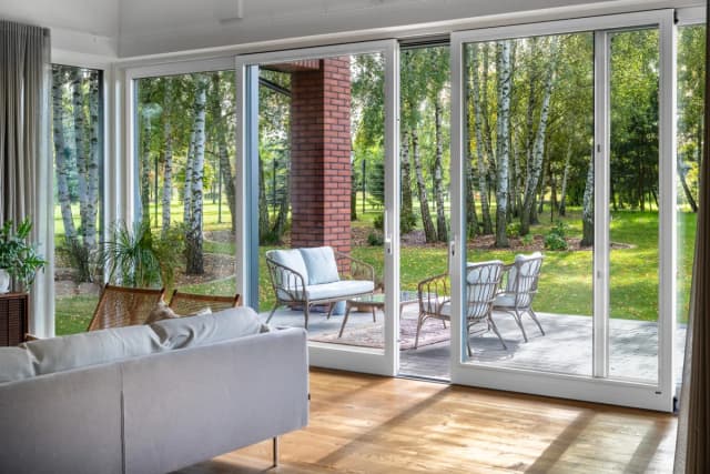 Okna tarasowe przesuwne czy otwierane – co wybrać, aby nie żałować? Okna tarasowe przesuwne czy otwierane – co wybrać, aby nie żałować?